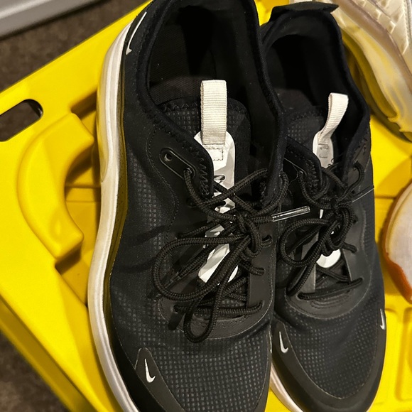 Women’s Nike Black and White Sneakers - Picture 4 of 6